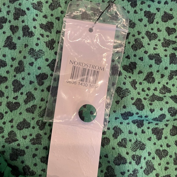 Flowy Green Hearted Cropped Long Sleeve Blouse - Picture 3 of 3